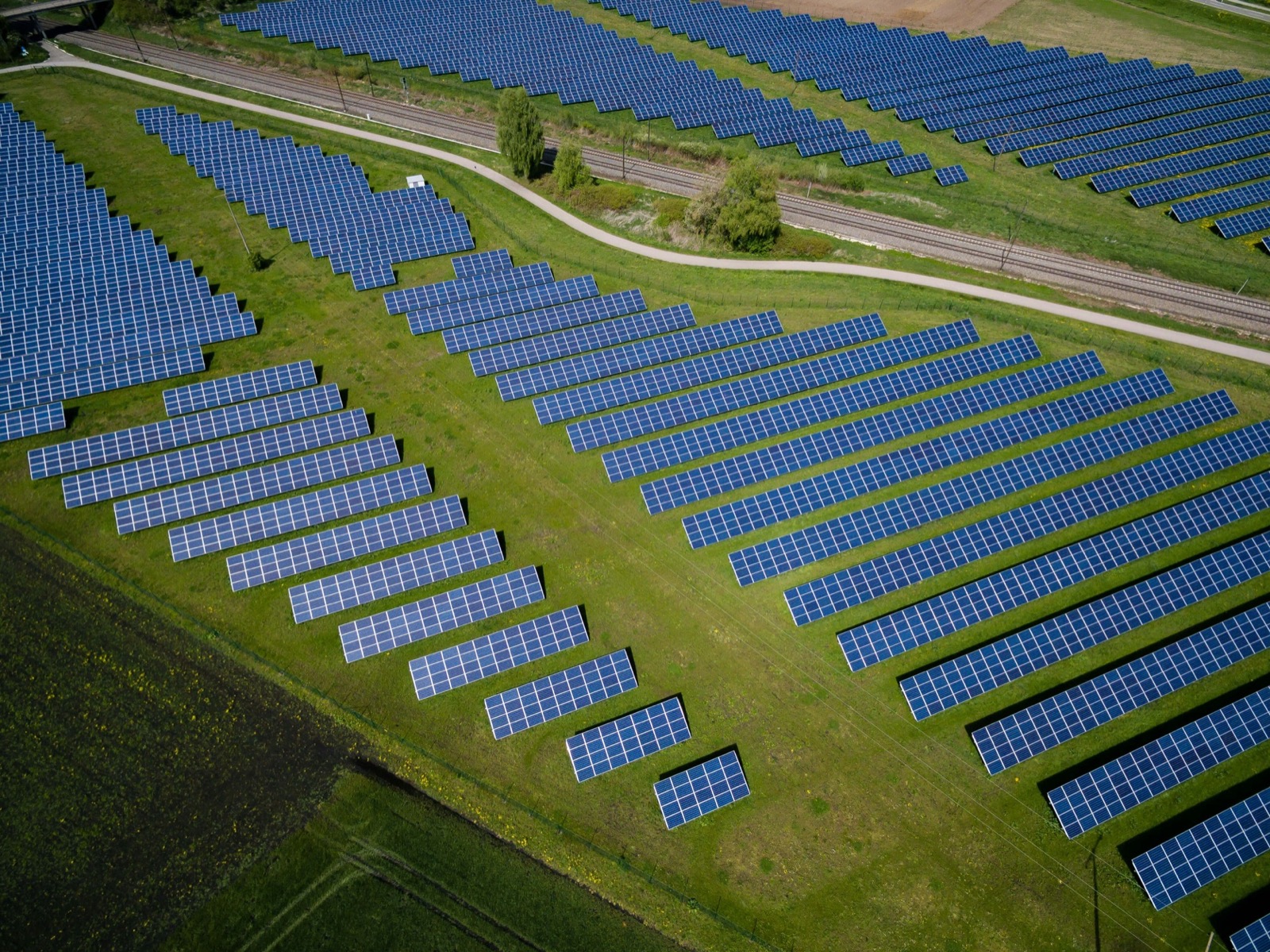 Parque solar fotovoltaico desde el aire